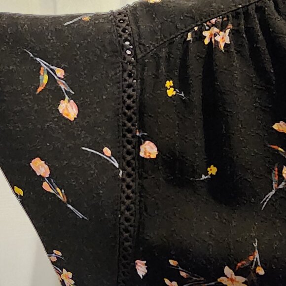 Buffalo David Bitton summery top w-lace detail on the sleeve & keyhole tie neck - Picture 2 of 3